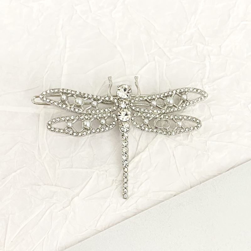 chr1st1an D10r brooches